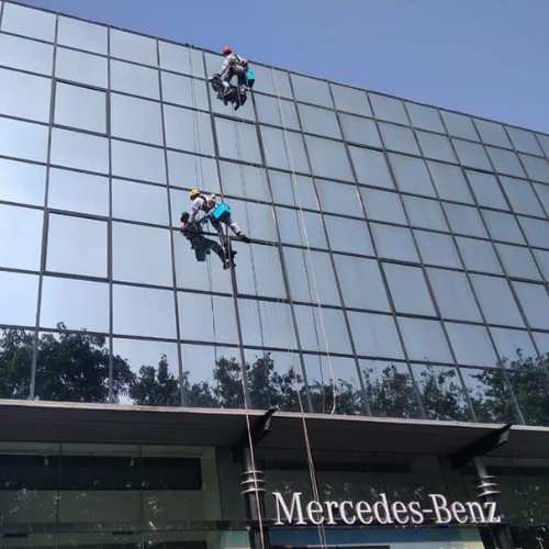 pembersihan kaca gedung mecedez benz